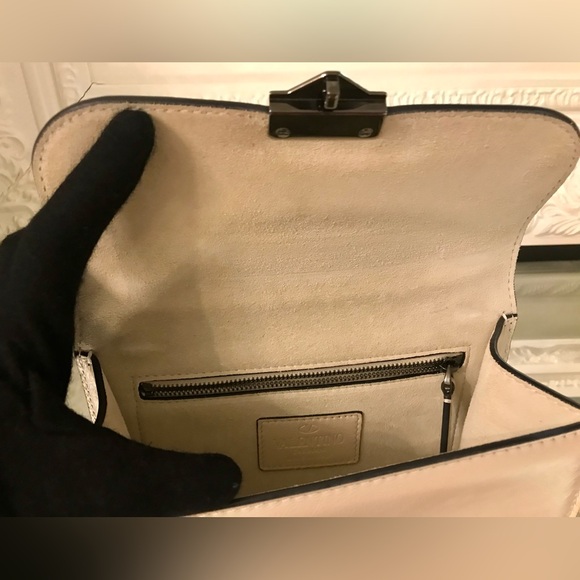 Authentic Valentino Garavani Glam Lock Small Studded Leather Shoulder Bag Cream - Picture 7 of 9